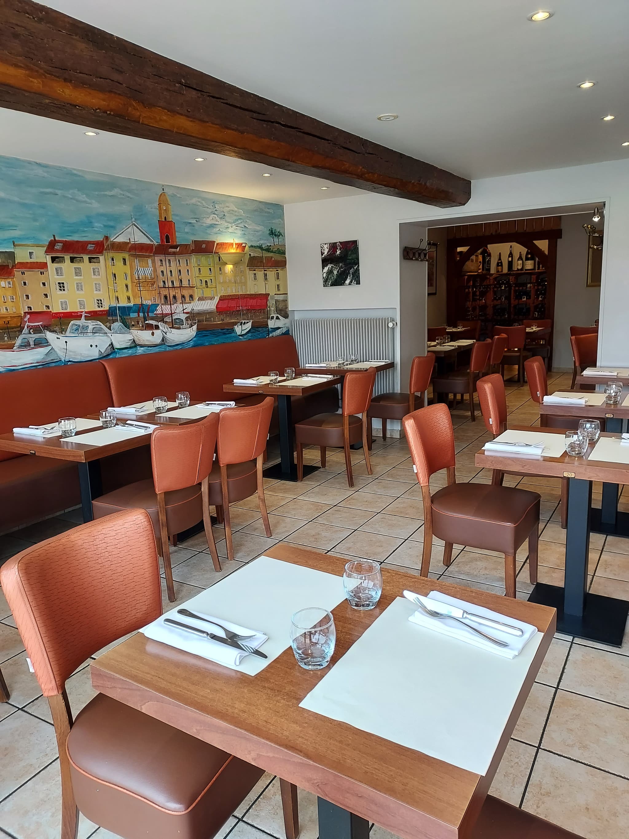Briare-Restaurant le-petit-St-Trop- salle de restaurant