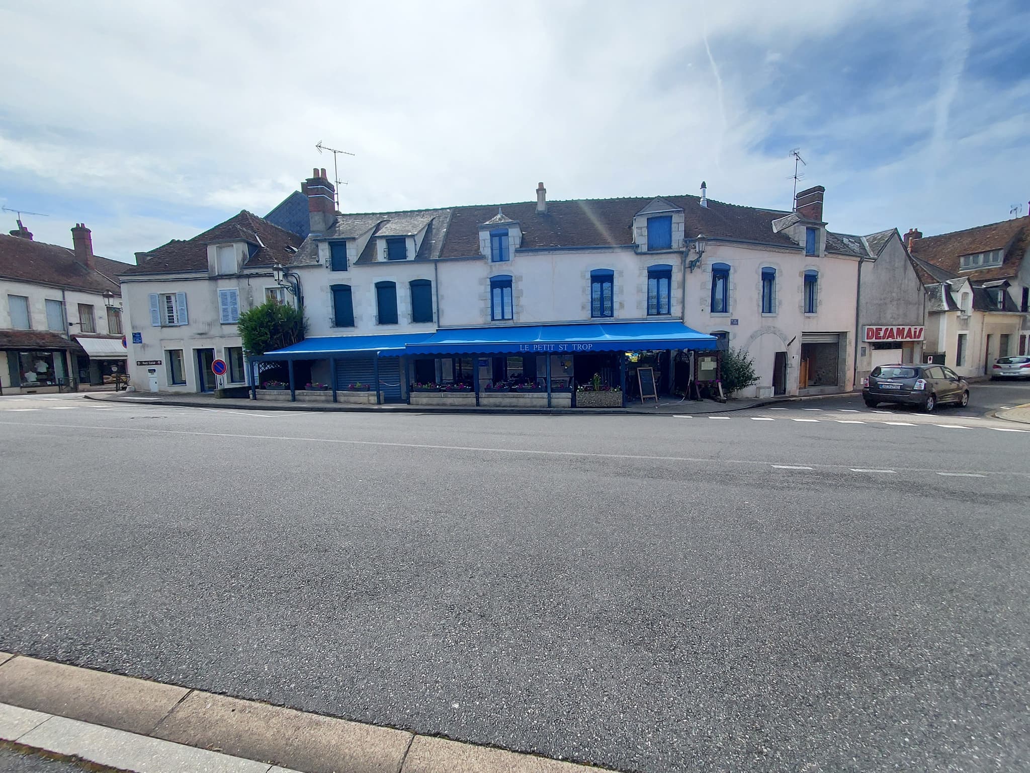 Briare-Restaurant Le-Petit-St-Trop- façade