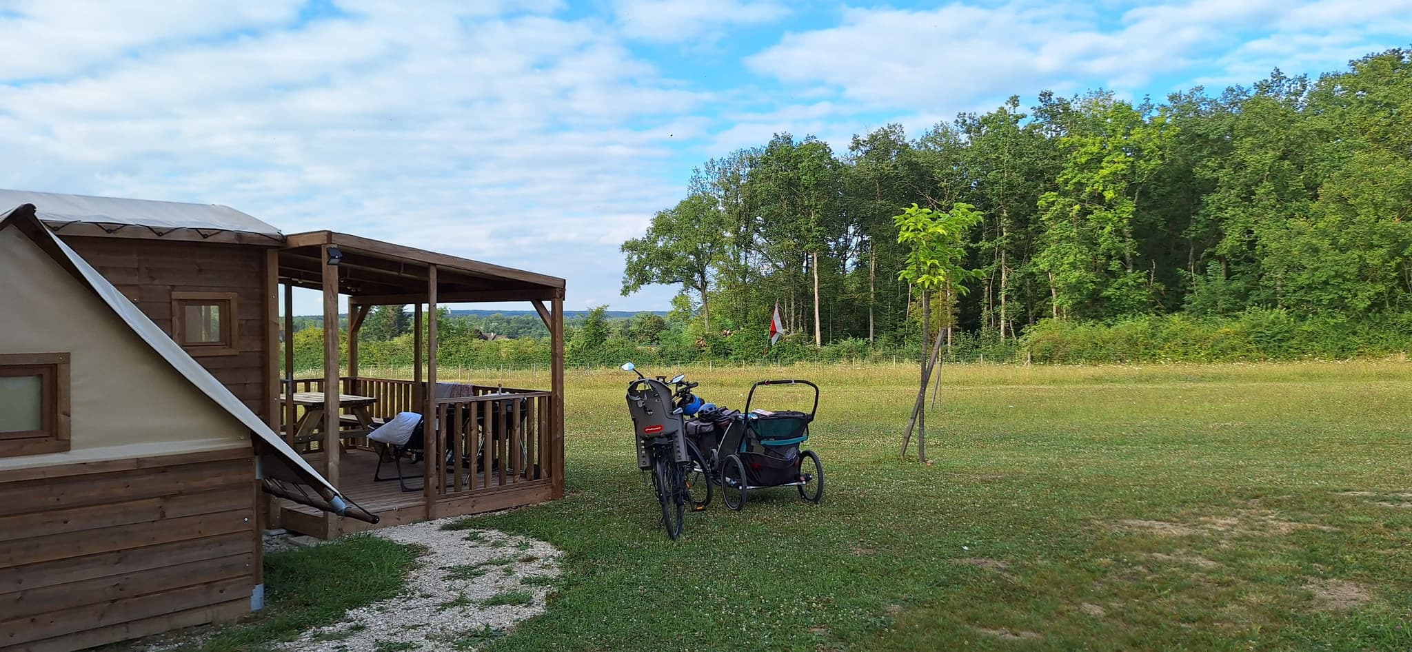 cabane vue plaine et animaux