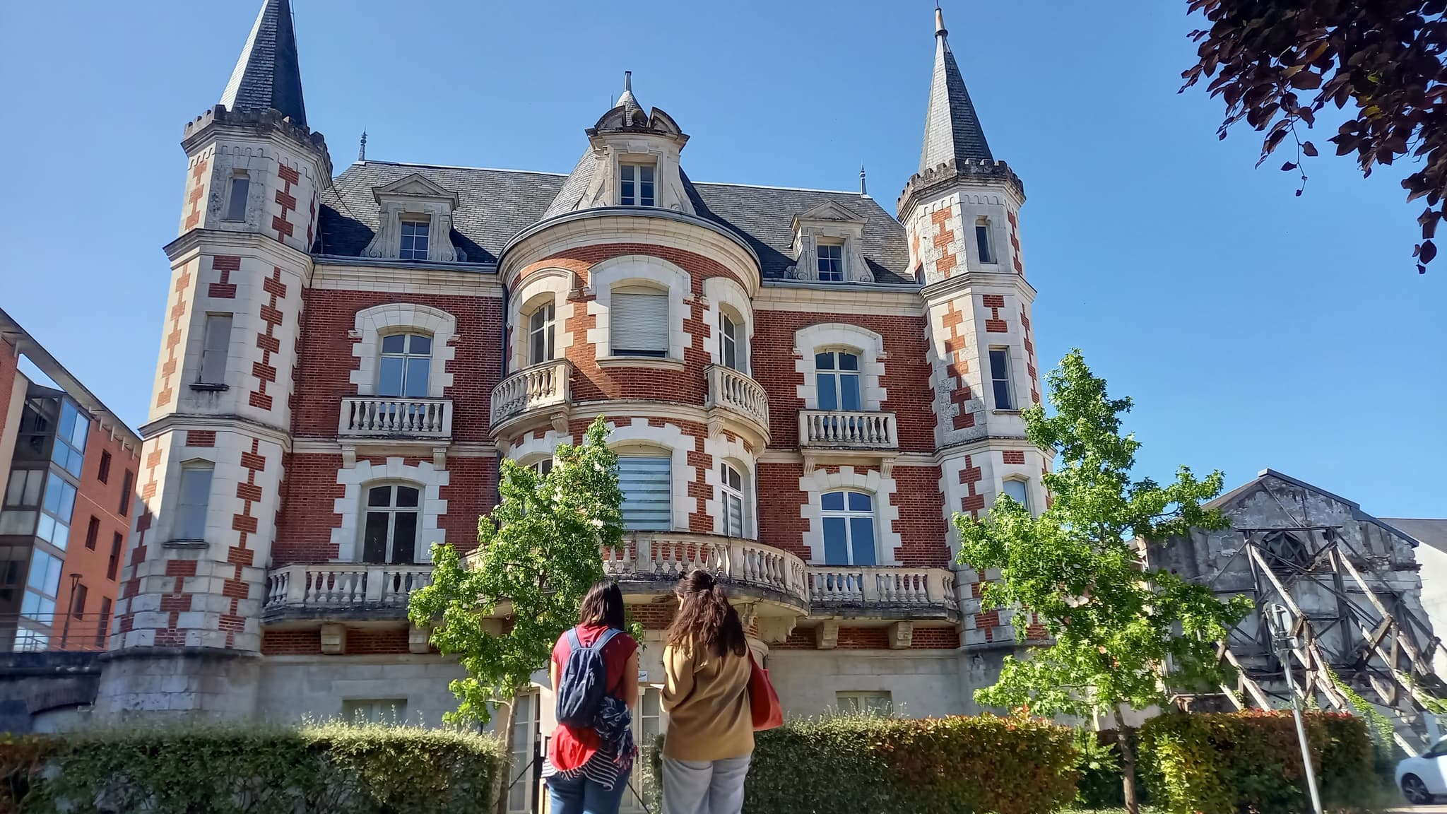 Réflexion devant la château de la Villette -Escape Game Poulain