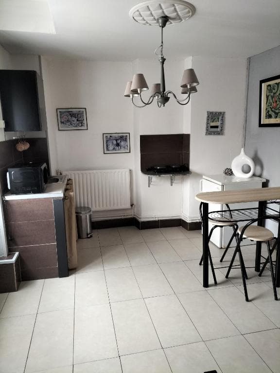 BRIARE - La Grillade -La studette espace coin cuisine