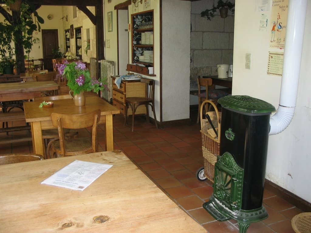 Salle de restauration avec poêle à Bois - Ferme auberge de la Lionnière