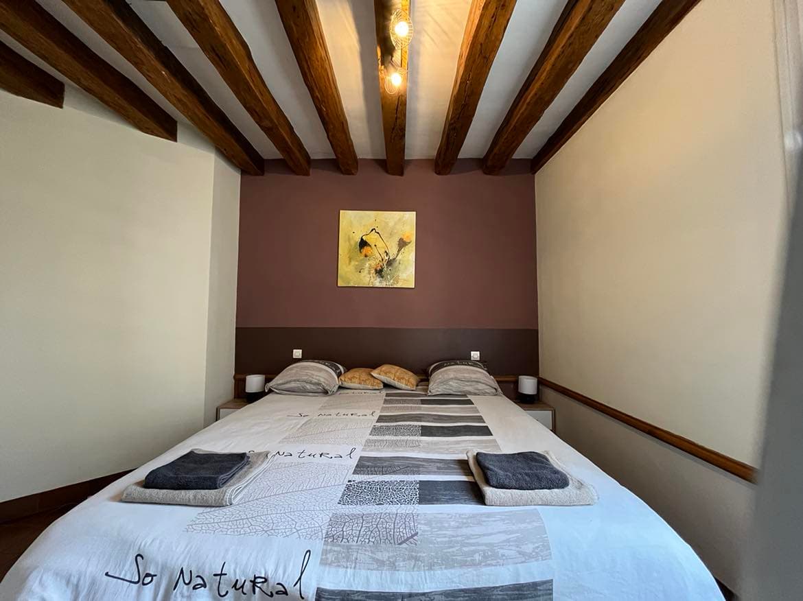 Chambre lit double et ensuite douche