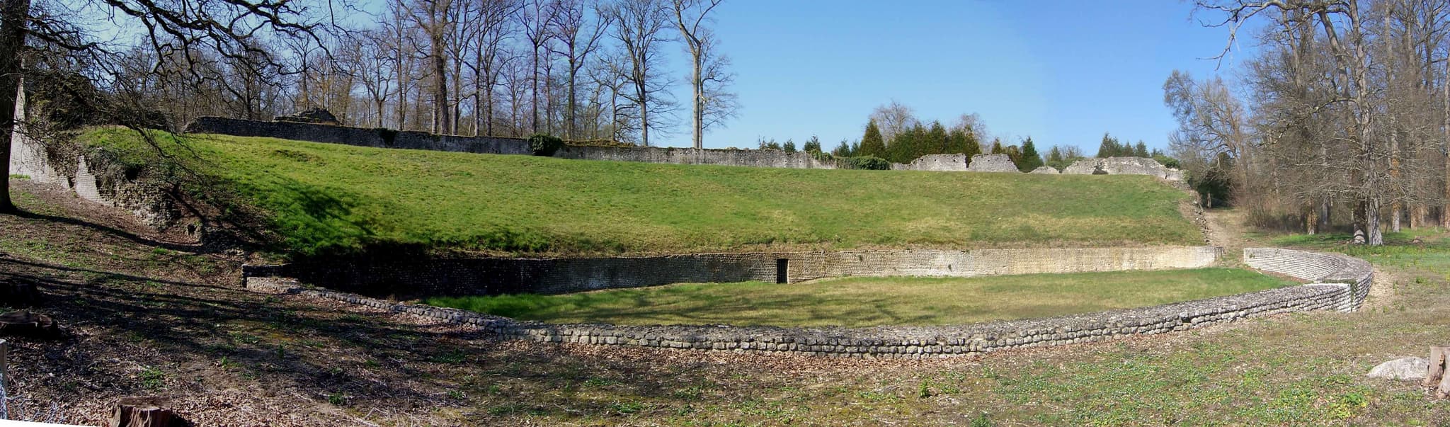 Amphitheatre-romain-2
