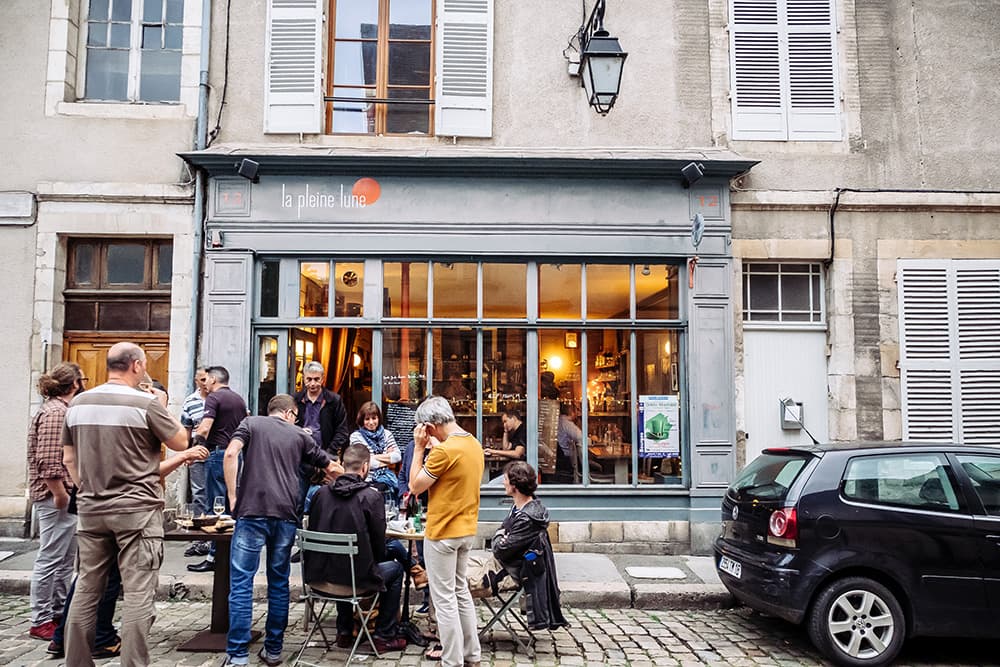 BOURGESPLEINELUNE-LOVELIVETRAVEL1