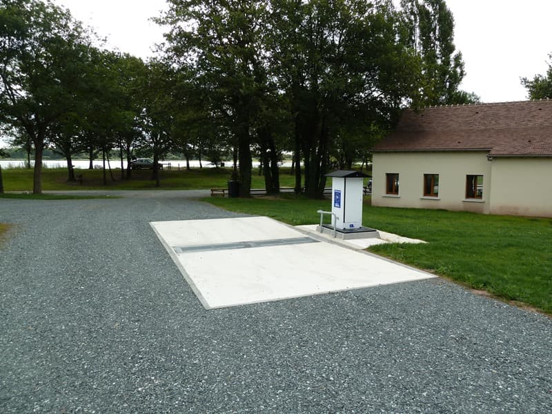 Borne de camping car Luant Etang Duris