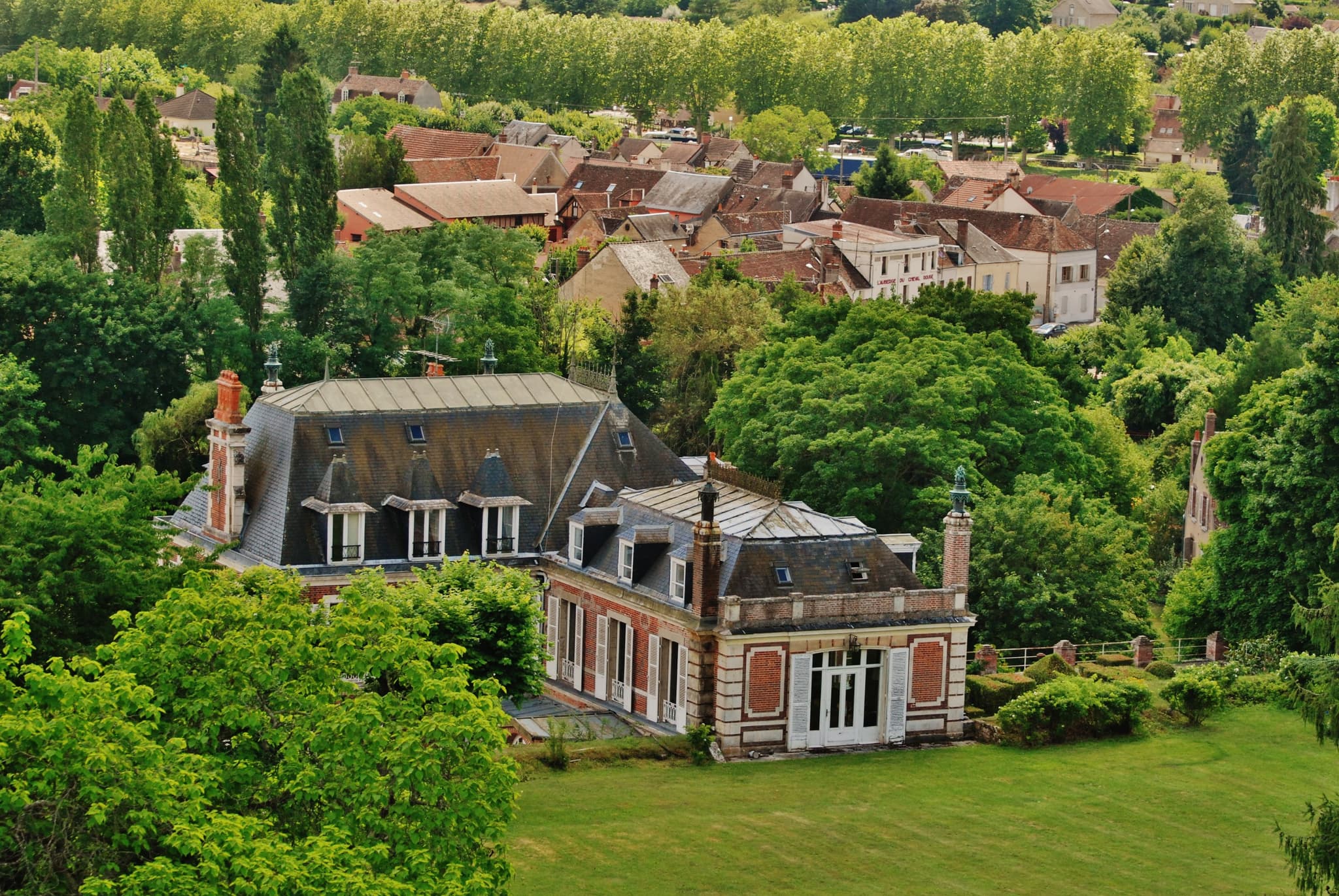 vue salle des gardes + village