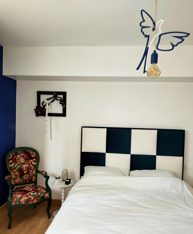 CHAMBRE BLEUE FAUTEUIL ET OISEAU