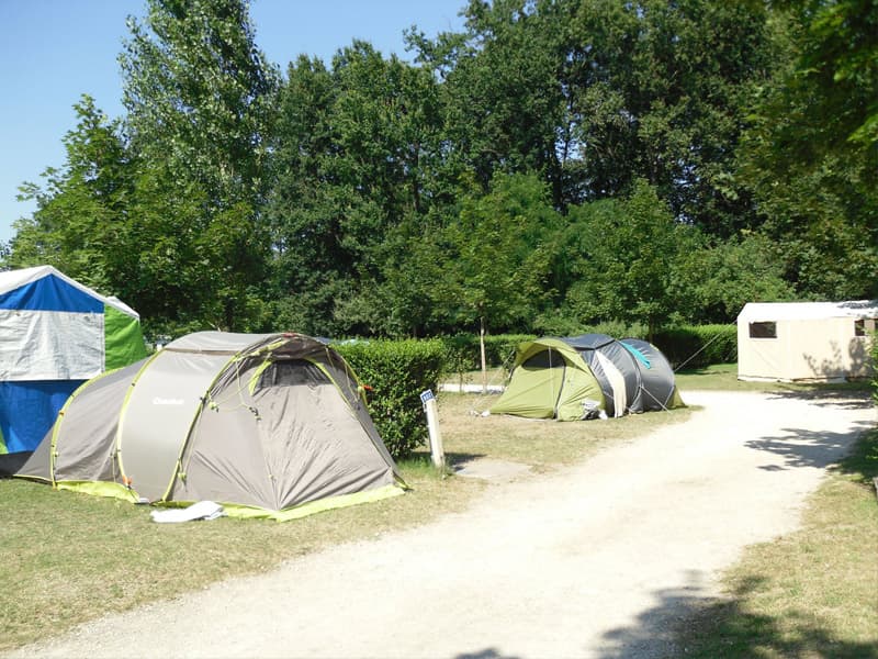 Emplacements du Camping La Poterie - Mosnes, France.