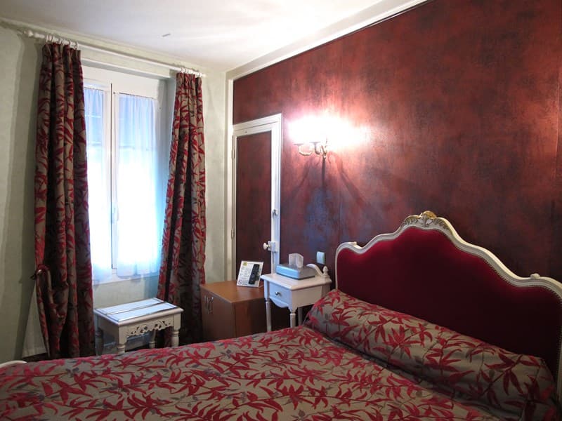 Chambre rouge côté