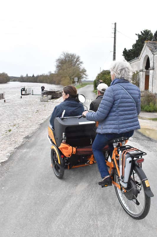 Balade à vélo accessible à Bléré le long du Cher avec le vélo adapté Chat