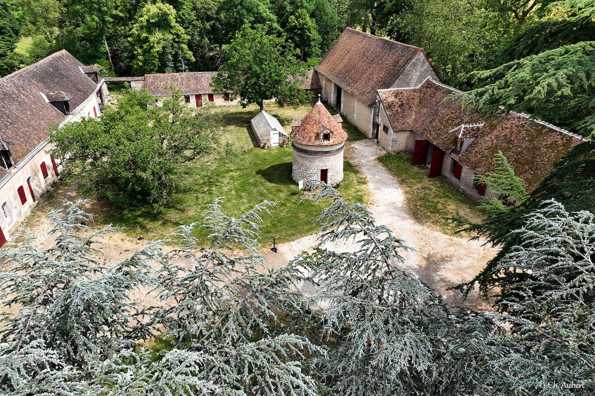 Château de Meslay - vue aérienne des communs