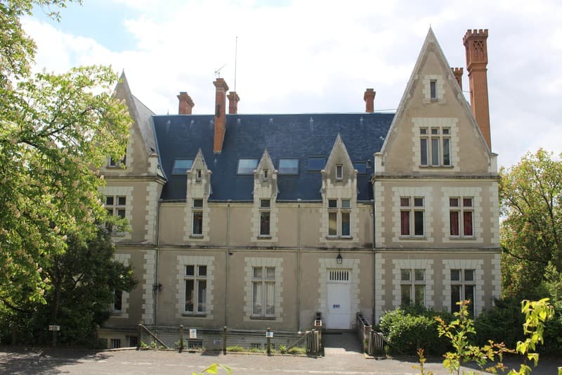 HCOCEN000V501UI1-Chateau-Thuisseau