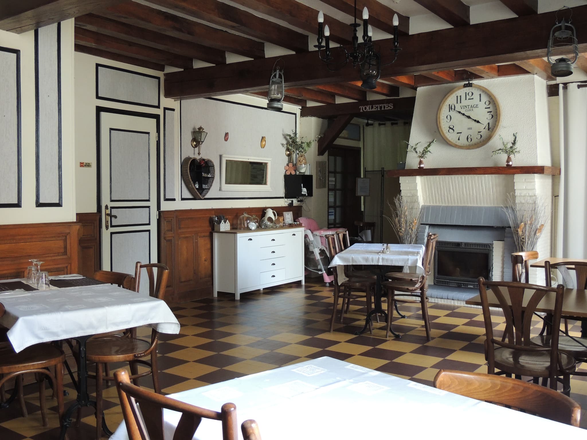 Autry le Châtel-La Notre Heure-Salle-de-restaurant-cheminée-DSCN4910