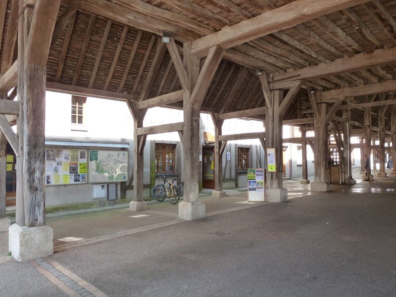 Sous la Halle devanture OT Lorris