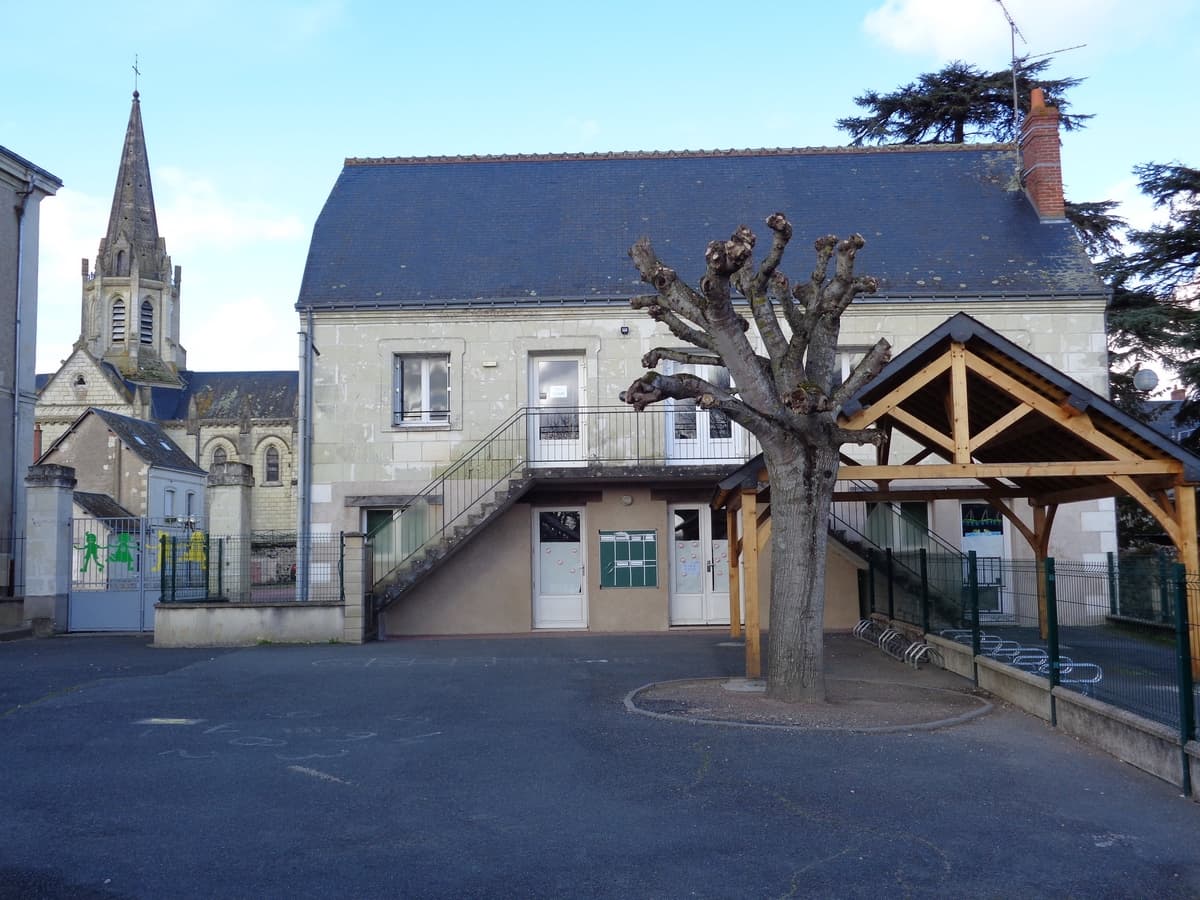 Gîte d'étape Bréhémont ENTREE GITE 20 PERS COUR 3