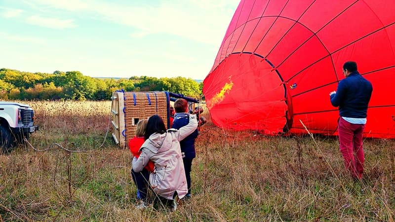 Famille regardant le gonflage du ballon