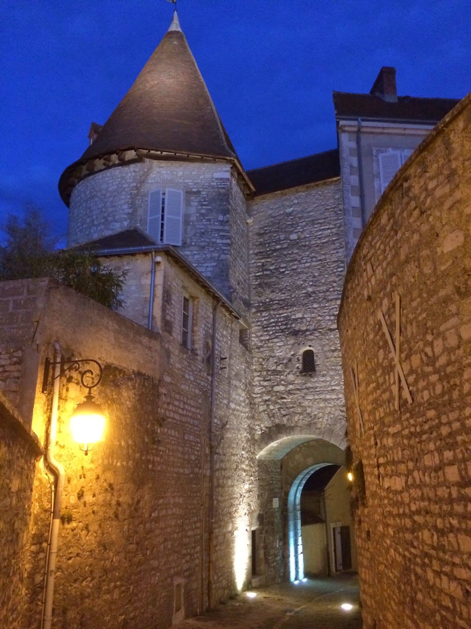 photo tour vieille prison gite saint amrtin chateauroux