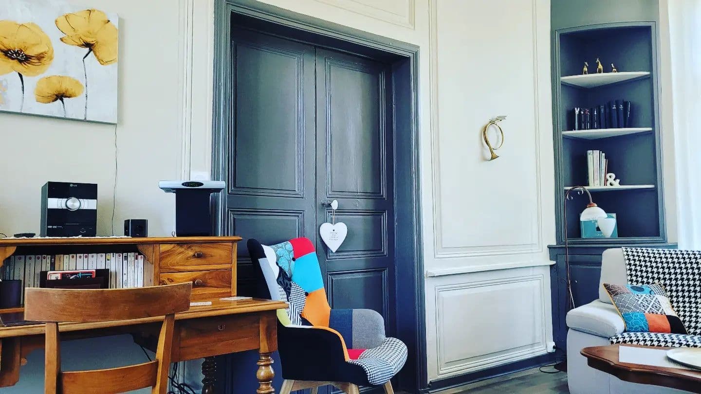 Salon bibliothéque Gîte de Villenoue