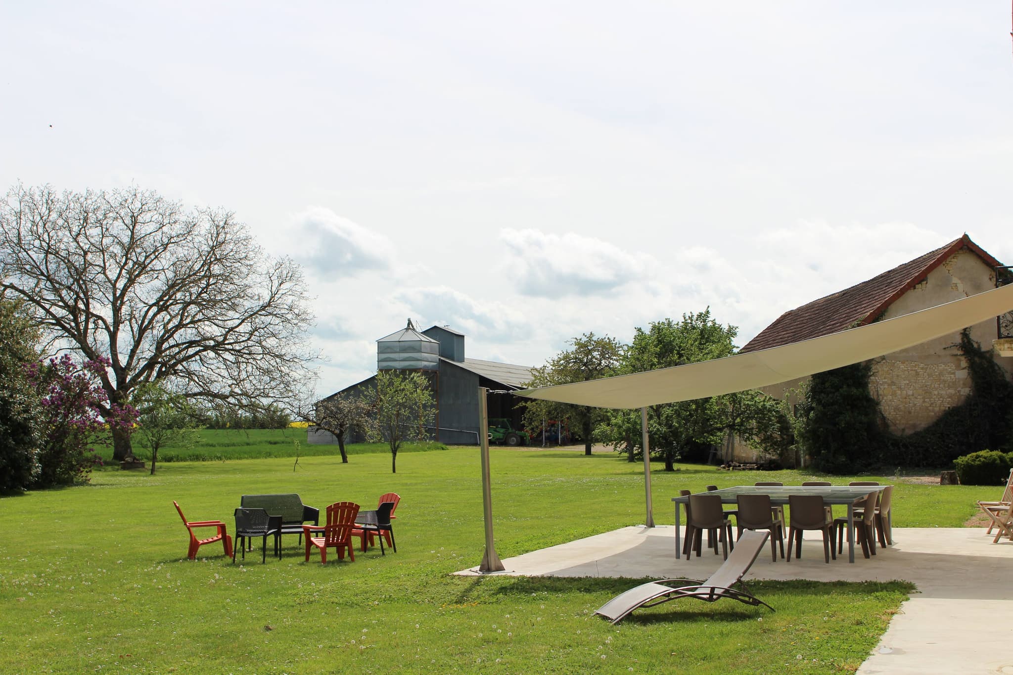 Terasse et espace célébration Gîte de Villenoue