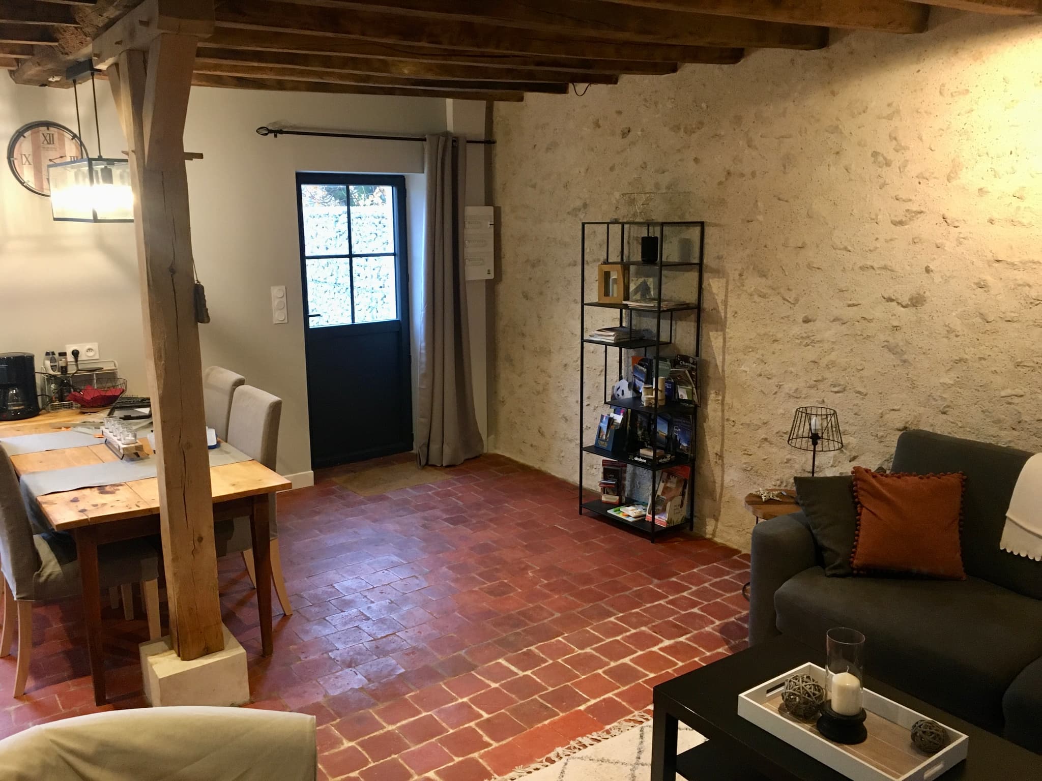 porte d'entrée et pièce principale