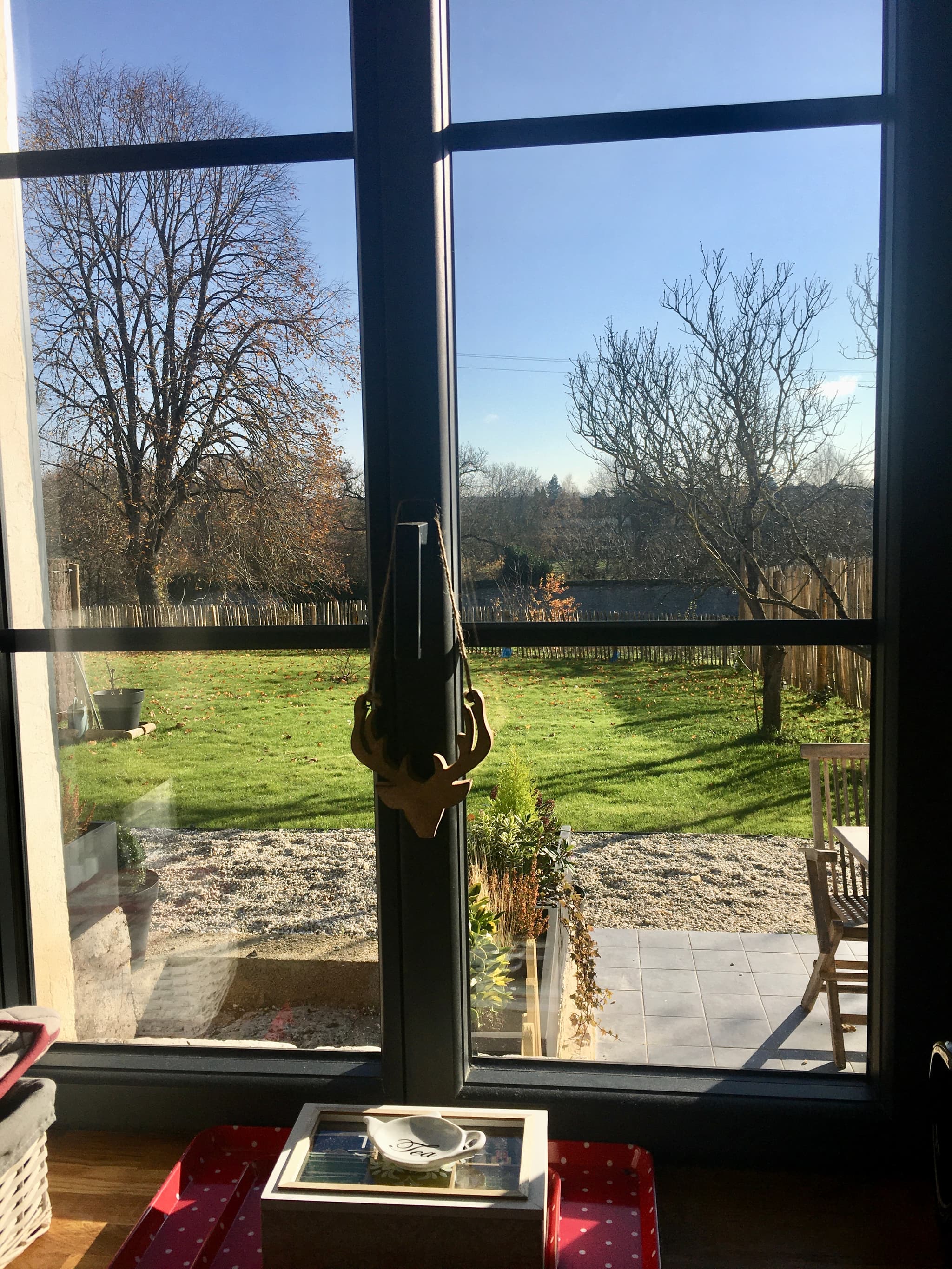 fenetre de la piéce principale donnant sur le jardin privatif