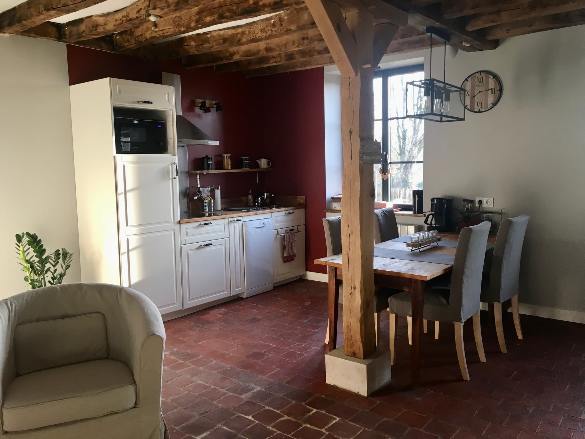 la cuisine équipée et le coin repas