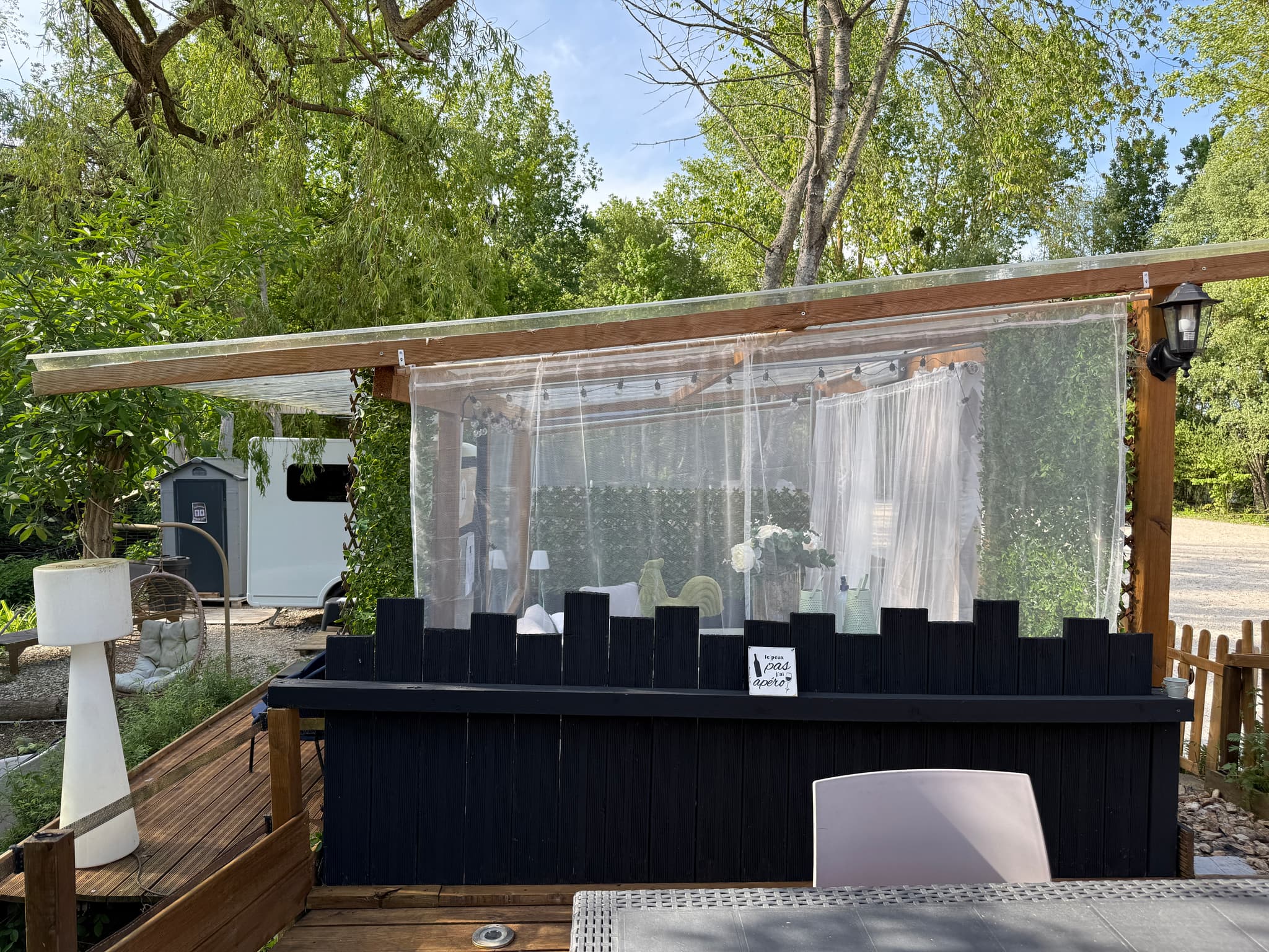 Espace terrasse avec cuisine extérieure, plancha et réfrigérateur