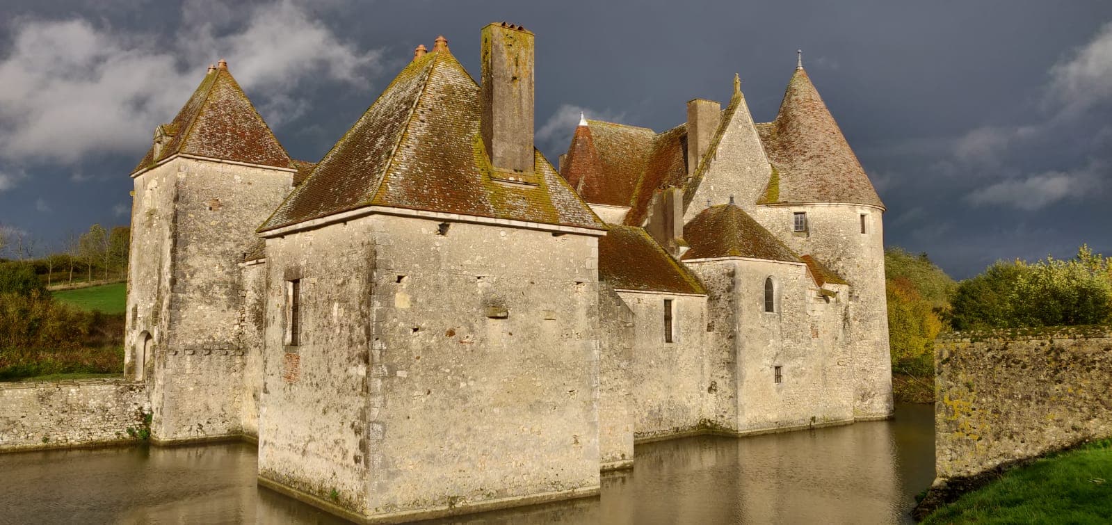 Buranlure_2019_chateau_douves_ciel d'orage