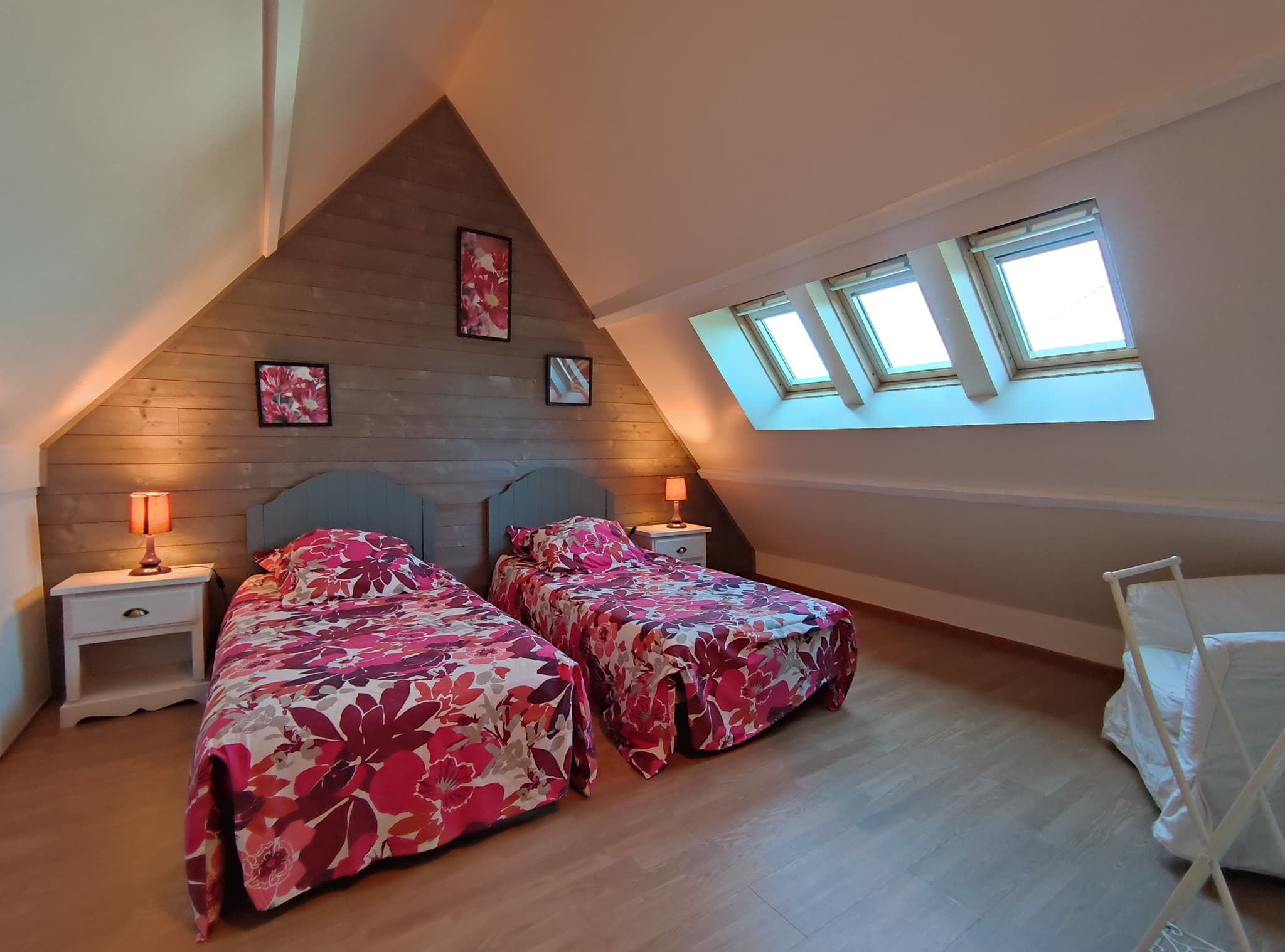 chambre à l étage avec 2 lits 90