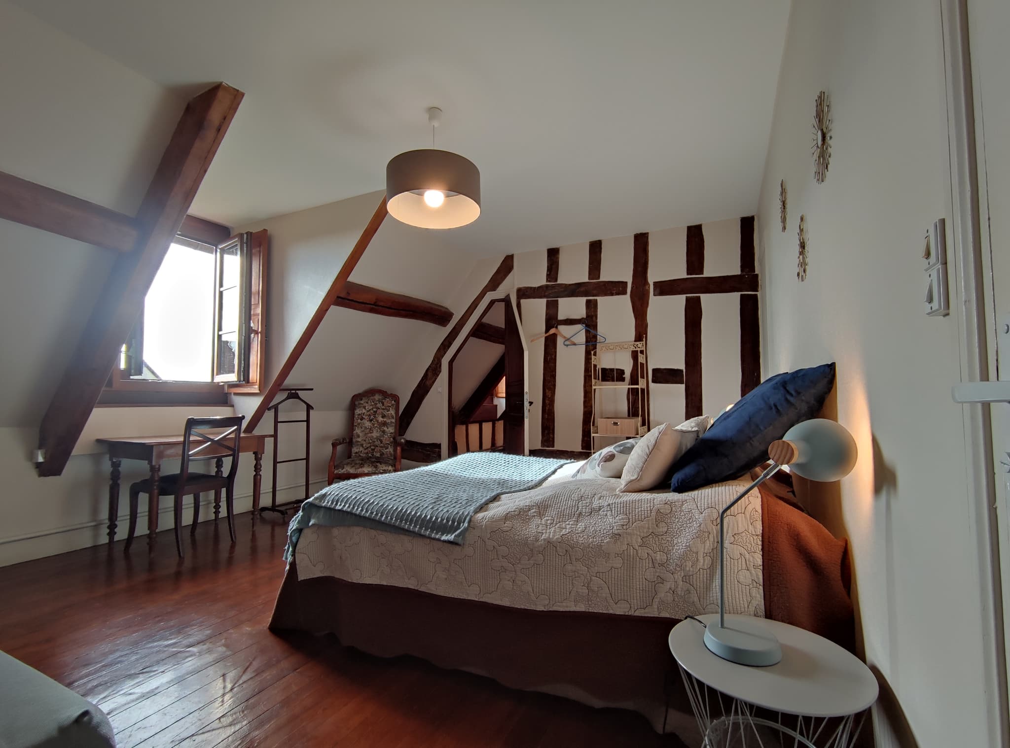 chambre à l étage avec salle de bain attenante , lit 140 et un lit d'appoint