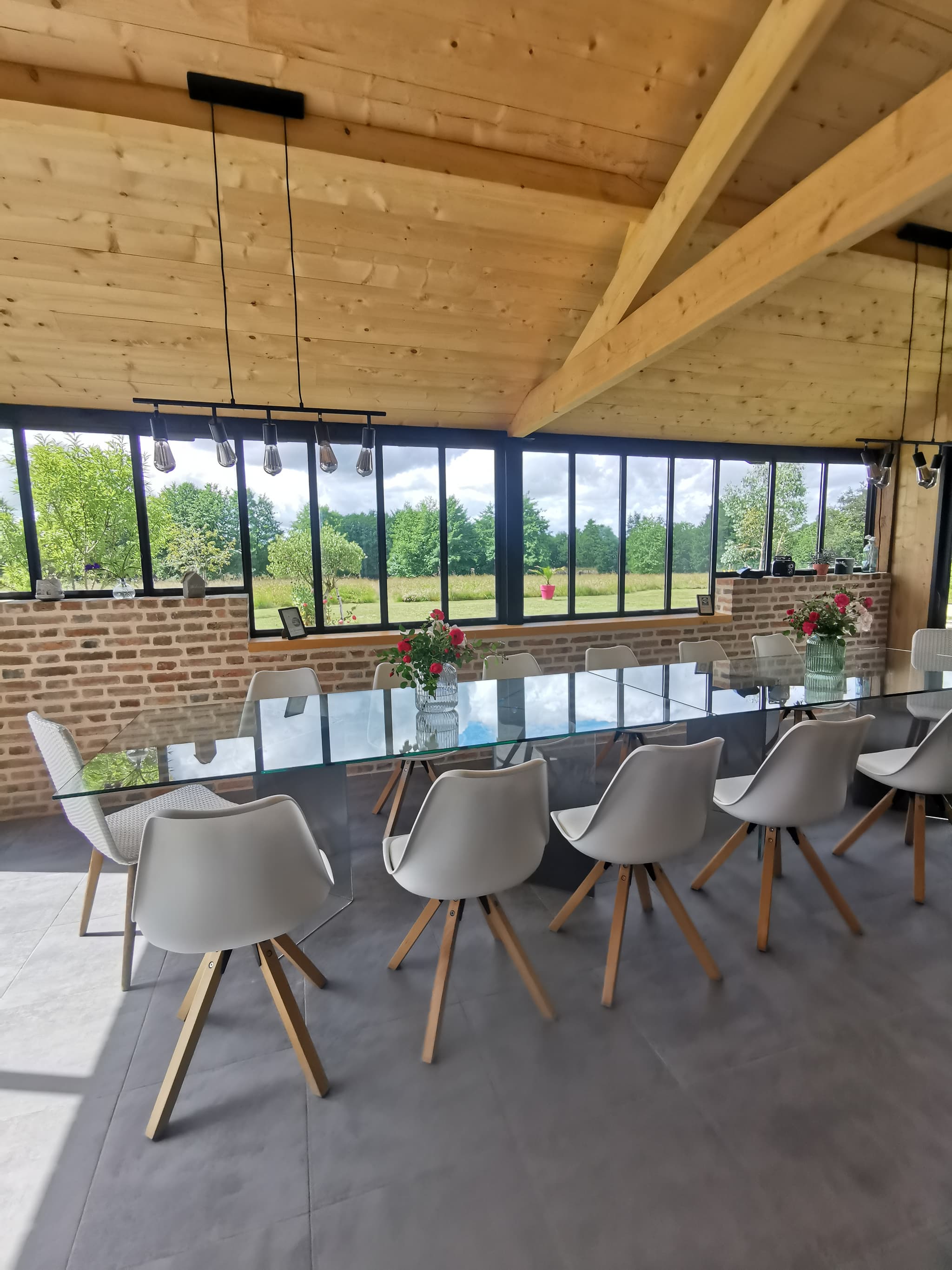 Salle manger-réunion leptifernin