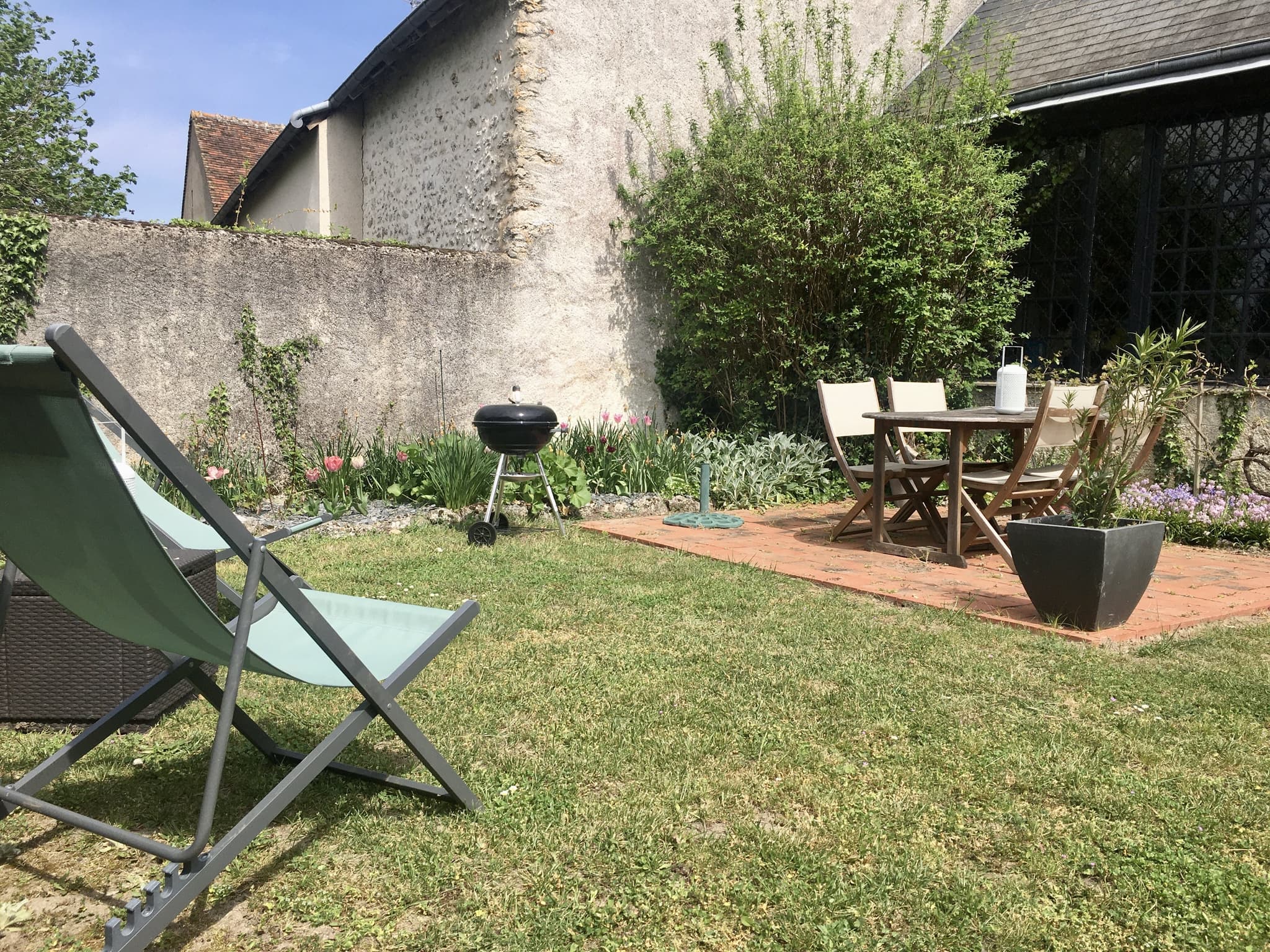 le jardin avec sa terrasse et mobilier