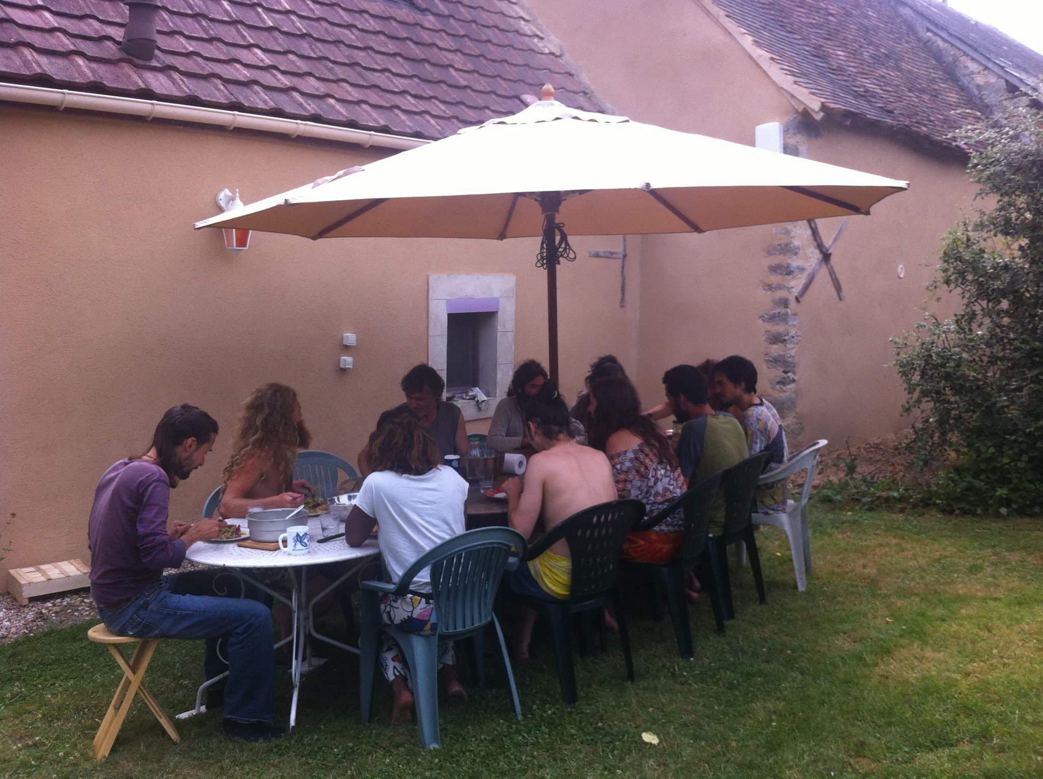 Espace repas jardin du gîte