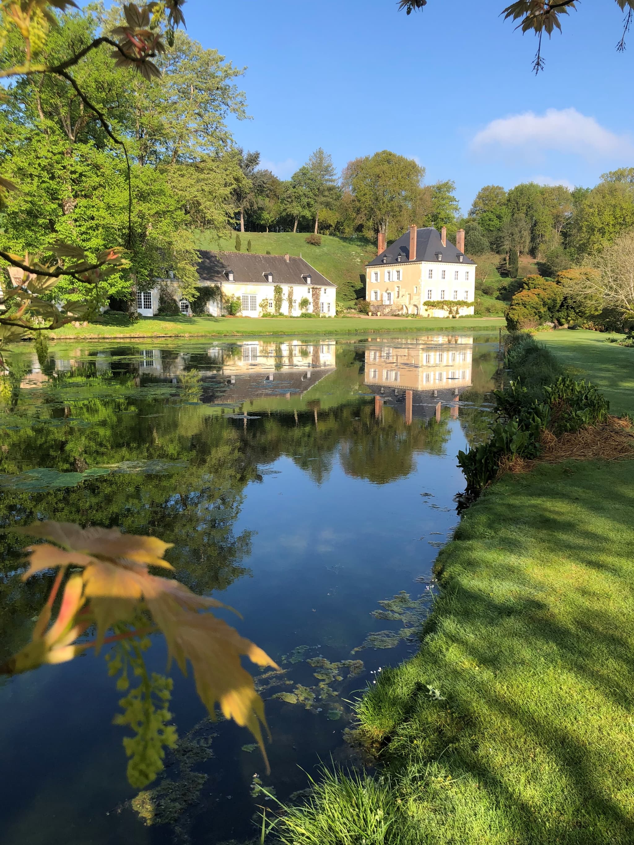 Vue sur la maison se reflétant sur l'étang