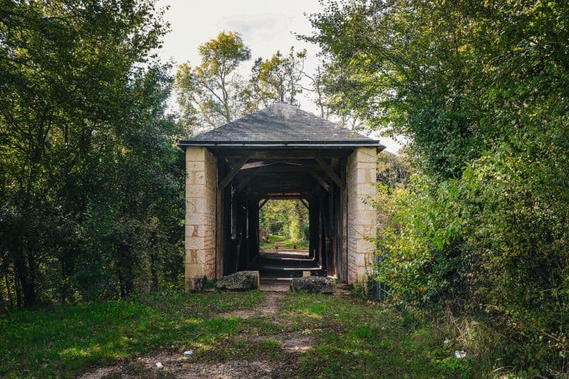 Pont de bois couvert