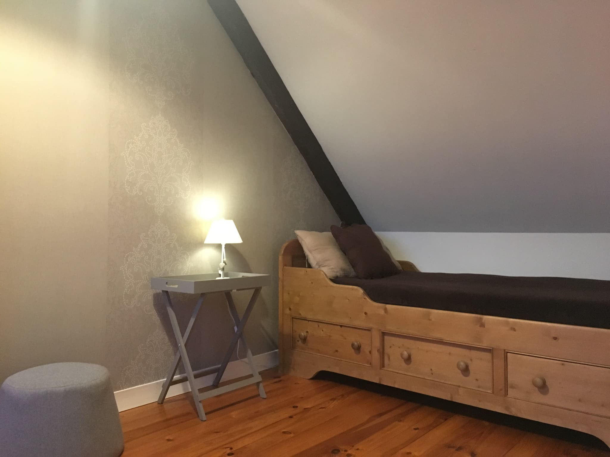 Le lit d'une personne dans l'alcove