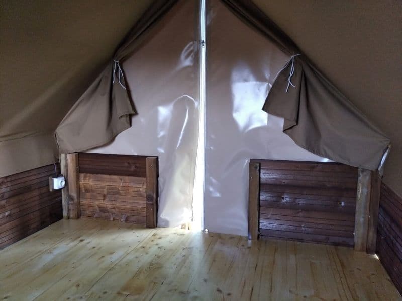 Intérieur tente sur pilotis