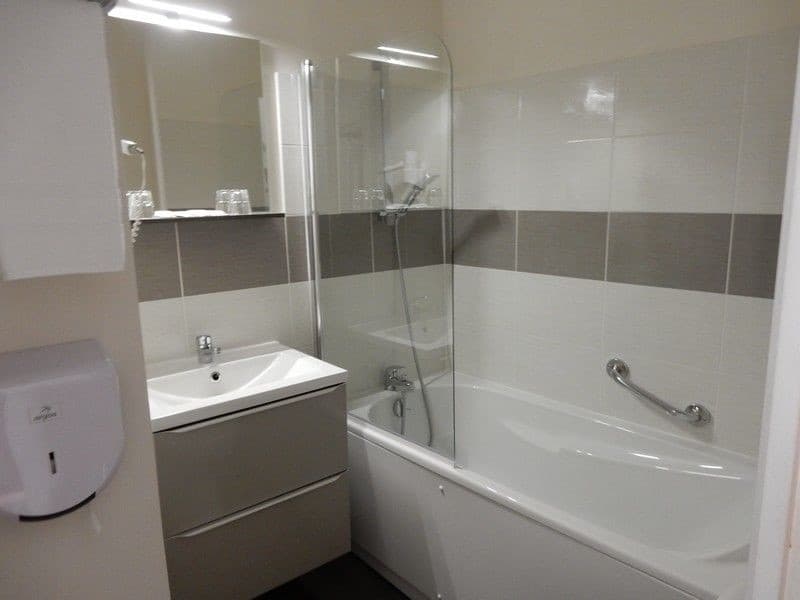 Salle de bain à l'hôtel le cheval blanc à Jargeau
