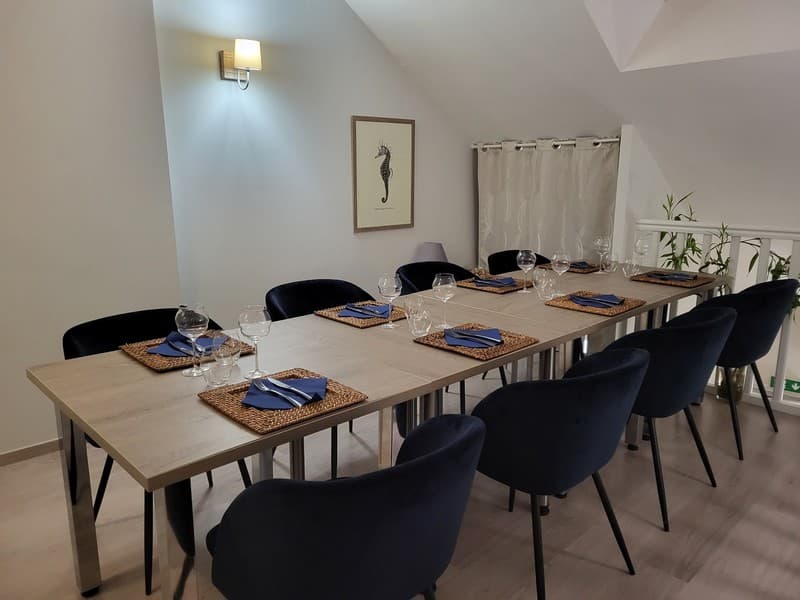 Salle du deuxième étage du restaurant Fourchette et coquillages à Jargeau