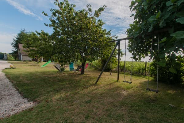Jardin-a-l-est-balancoires