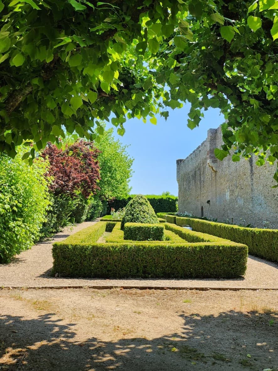 LIGNIERE-DE-TOURAINE-Château de Fontenay-Jardin à la française
