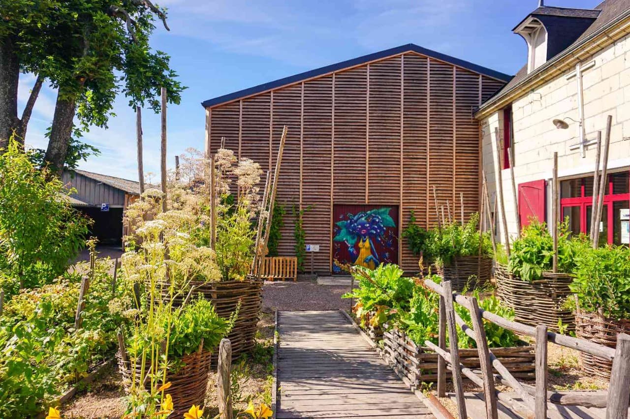 Jardin des arômes vue sur chai
