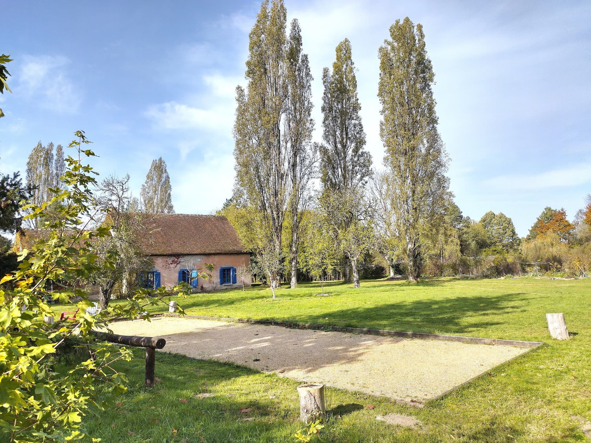Le boulodrome et le pré