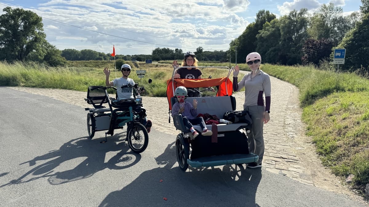 Sortie famille vélos adaptés Chat et Fun2Go bord de Loire
