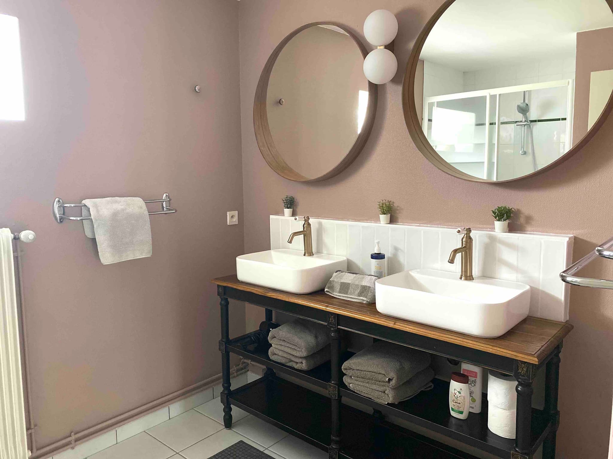 Salle de bains avec douche