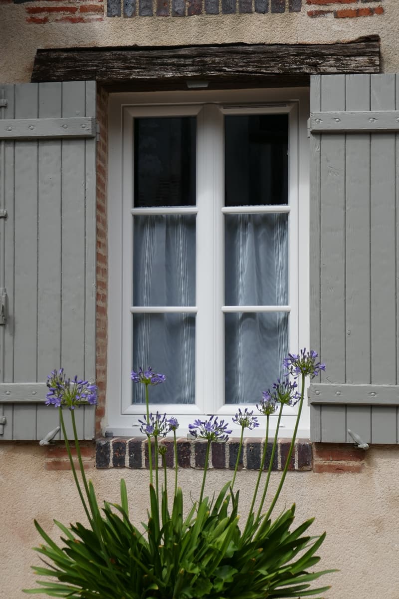 Adon : Domaine d'Adon : Détail façade