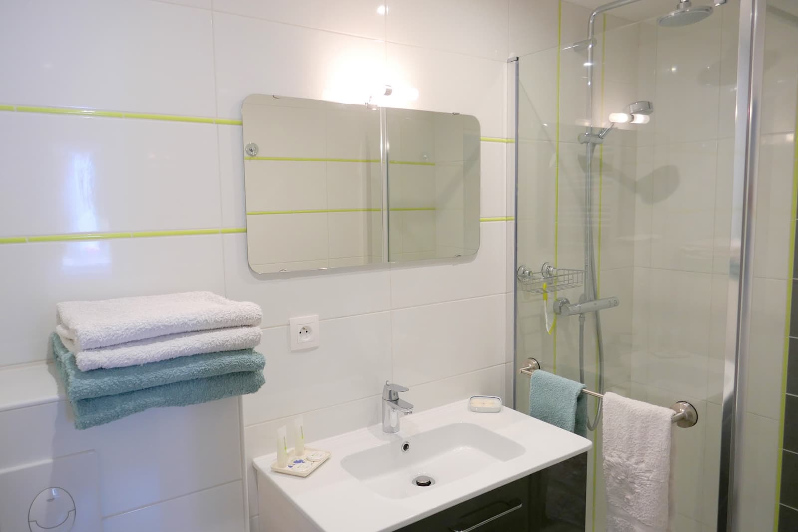 Adon : Domaine d'Adon : salle d'eau