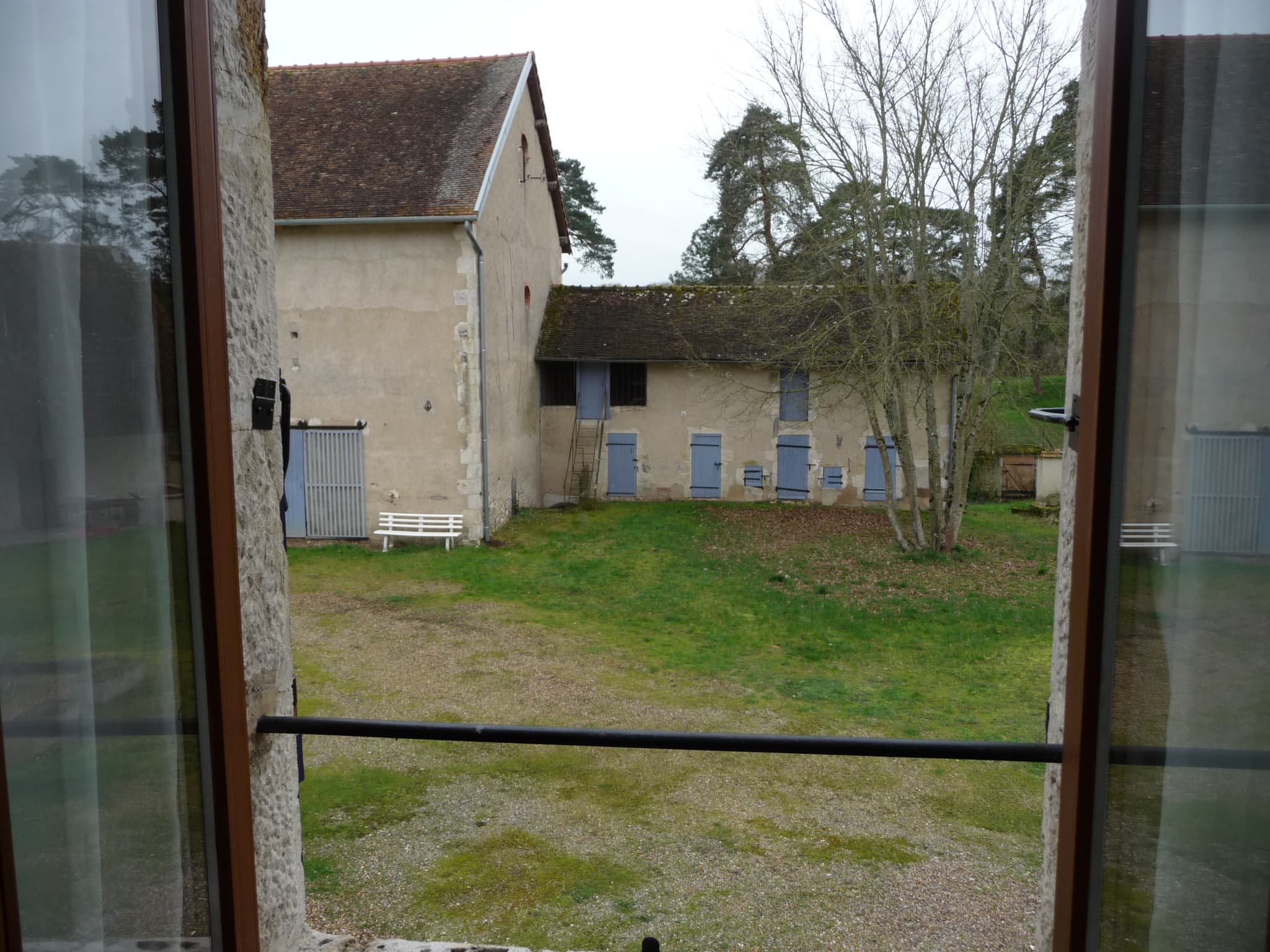 Briare - Gite l'Orée du bois -vue sur la cour
