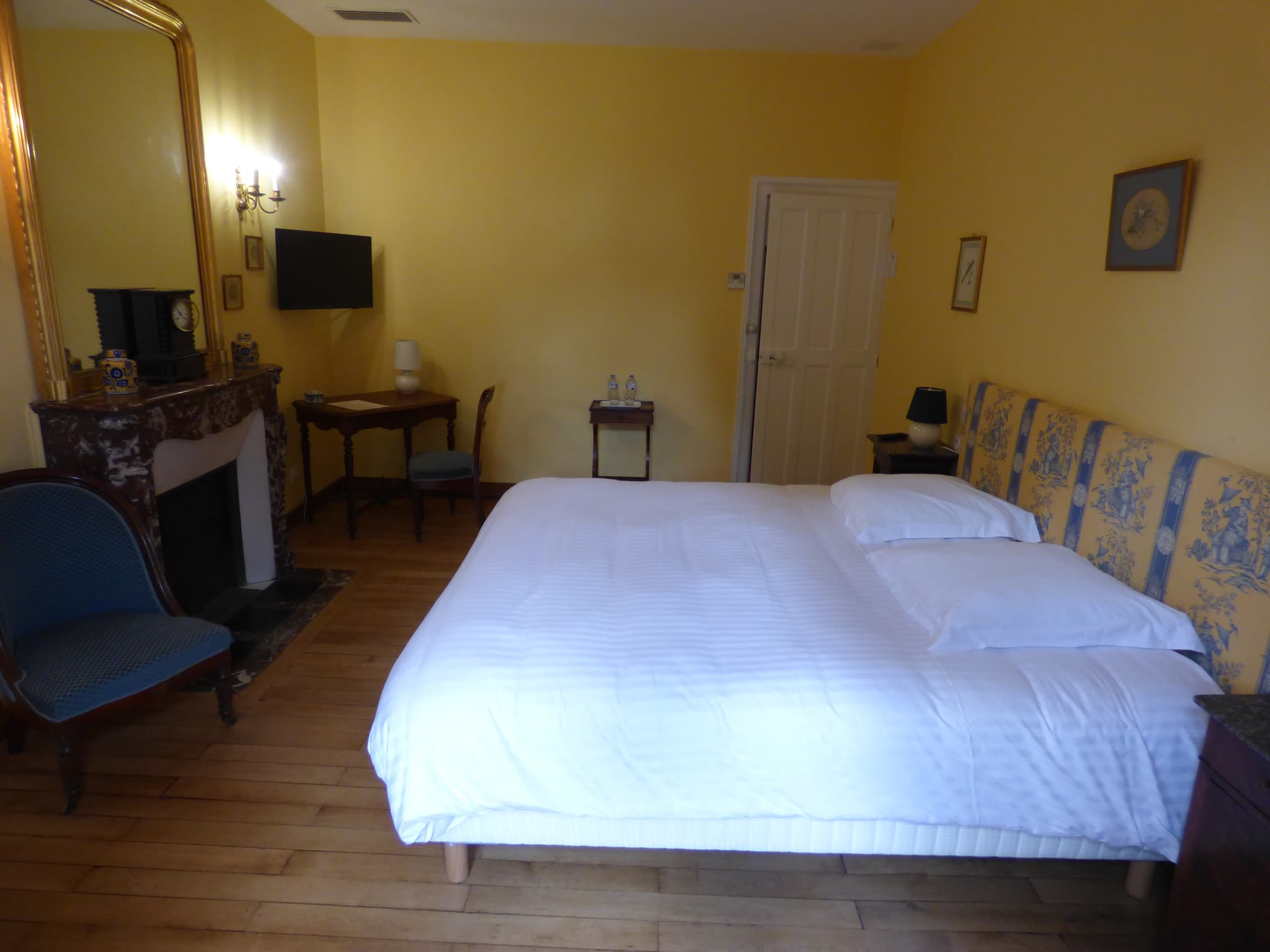 Chambre jaune l'abeaupinière 2nd étage